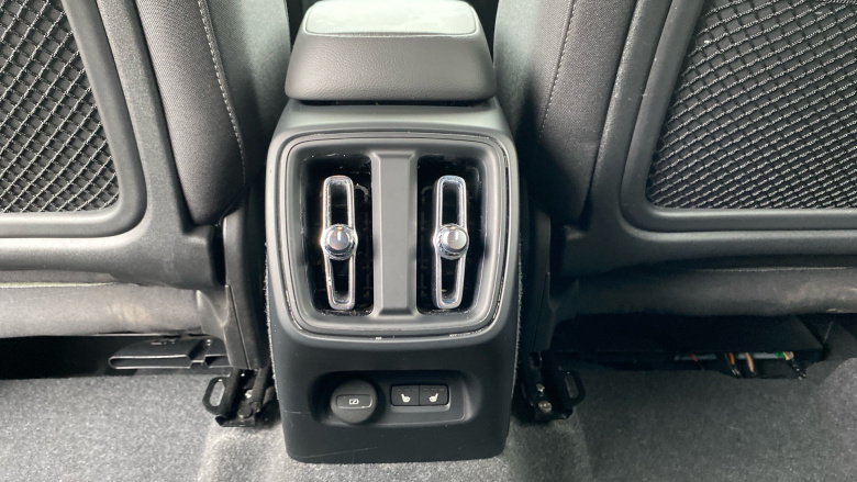 Volvo XC40 2.0 B3P Plus Dark 5dr Auto Petrol Estate